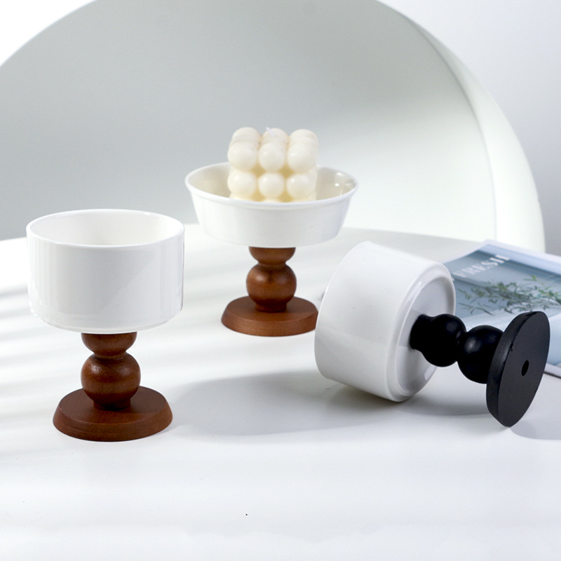 Farfurie ceramică pentru desert, așezată pe suport din lemn, cu suport pentru lumânare, stil vintage francez, potrivită pentru fotografierea produselor și decor aromaterapie