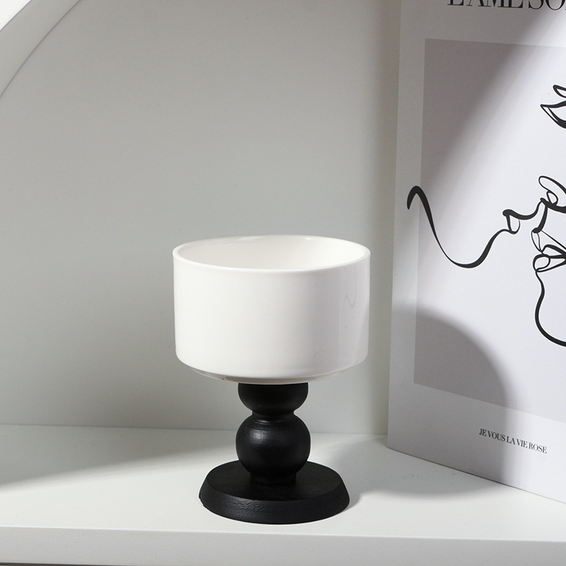 Farfurie ceramică pentru desert, așezată pe suport din lemn, cu suport pentru lumânare, stil vintage francez, potrivită pentru fotografierea produselor și decor aromaterapie