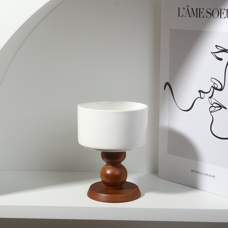 Farfurie ceramică pentru desert, așezată pe suport din lemn, cu suport pentru lumânare, stil vintage francez, potrivită pentru fotografierea produselor și decor aromaterapie