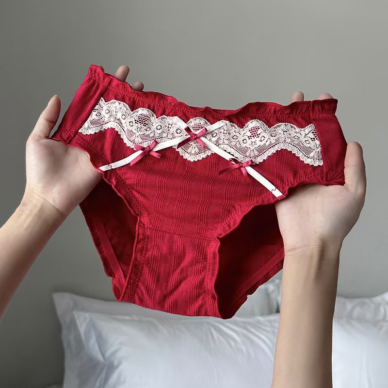 Chiloți damă din bumbac cu dantelă, talie medie, model uni; material principal 95–100% bumbac, căptușeală 95–100% bumbac