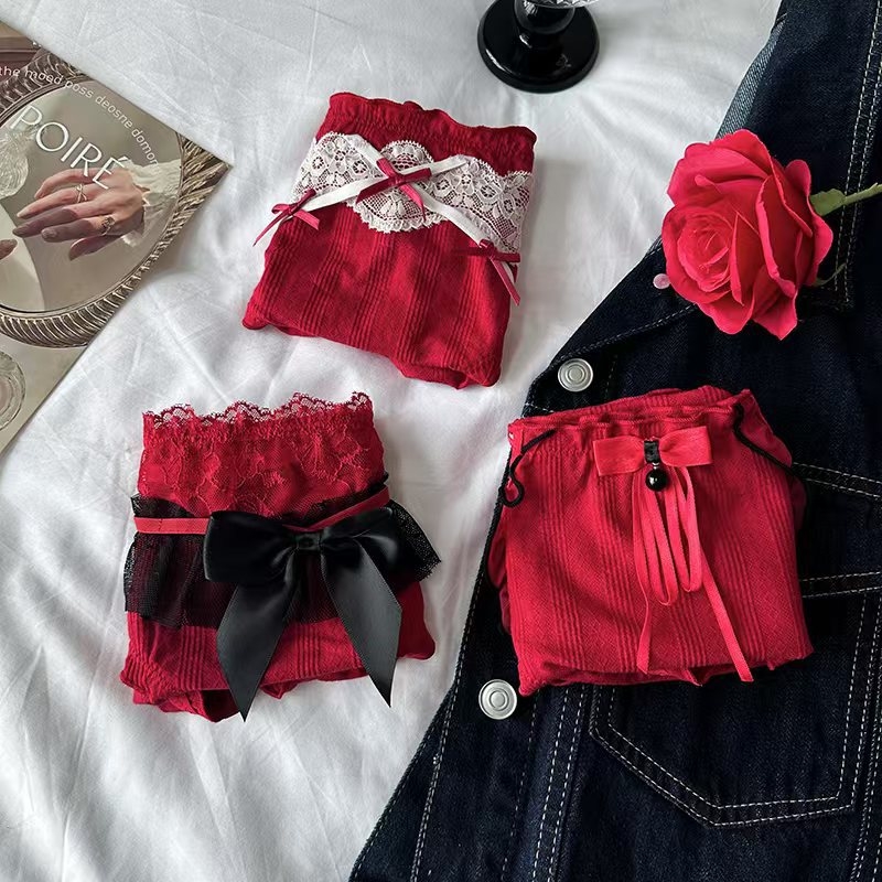 Chiloți damă din bumbac cu dantelă, talie medie, model uni; material principal 95–100% bumbac, căptușeală 95–100% bumbac