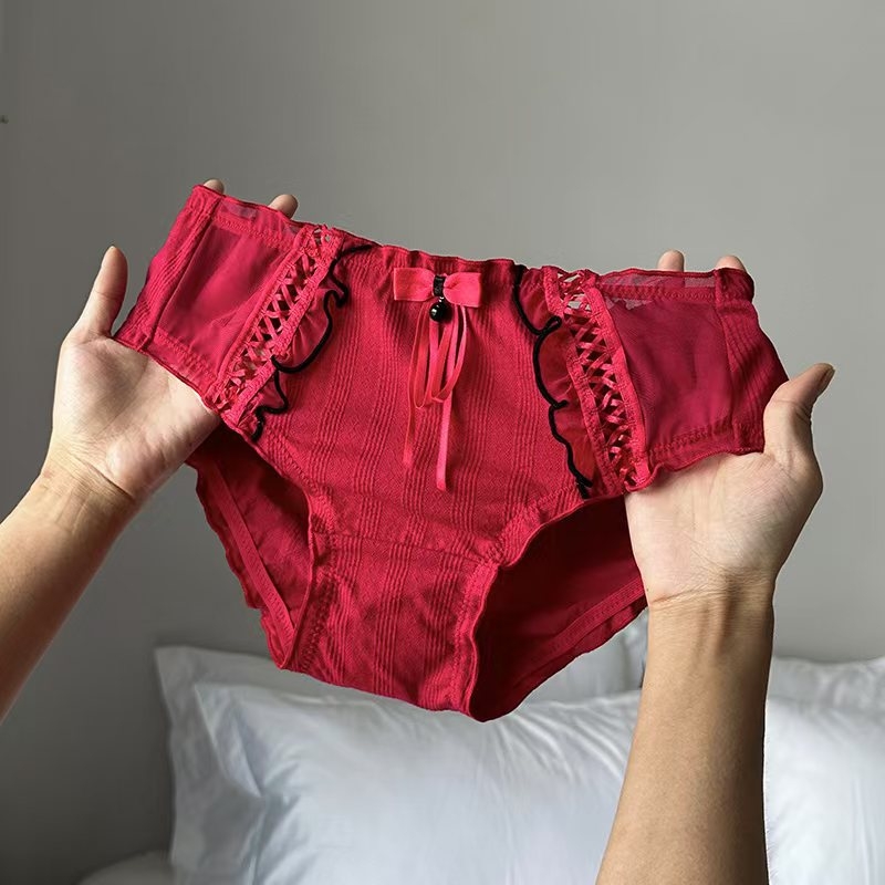 Chiloți damă din bumbac cu dantelă, talie medie, model uni; material principal 95–100% bumbac, căptușeală 95–100% bumbac