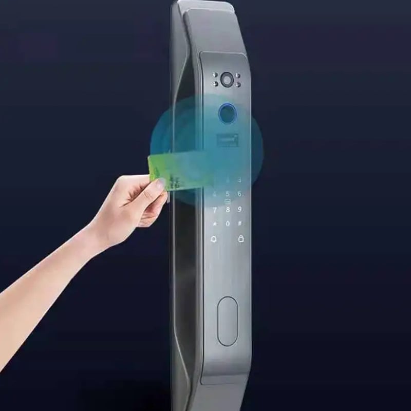 Κλειδαριά με Αναγνώριση Προσώπου και Δακτυλικό Αποτύπωμα — απομακρυσμένο ξεκλείδωμα, κωδικός και κλειδί; 100 αποθηκευμένα αποτυπώματα, πάνω από 20.000 ανοίγματα, σάρωση 0,002 s, -10 έως 60°C, DC τροφοδοσία, κατάλληλη για κύριες θύρες, ξύλινες πόρτες, πόρτε