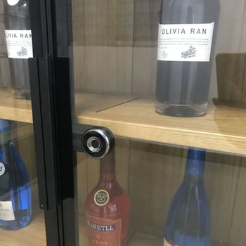 Liou LO1005 Κλειδαριά για γυάλινο ντουλάπι με αποτυπώματα, αλουμινένιο πλαίσιο και μαγνητικό μηχανισμό — μινιμαλιστικό εκθεσιακό ντουλάπι, αντί-κλοπή; αποθηκεύει 12 δακτυλικά αποτυπώματα; πάνω από 1.000.000 ξεκλειδώσεις; σάρωση 0,05 s; -20 έως 80°C