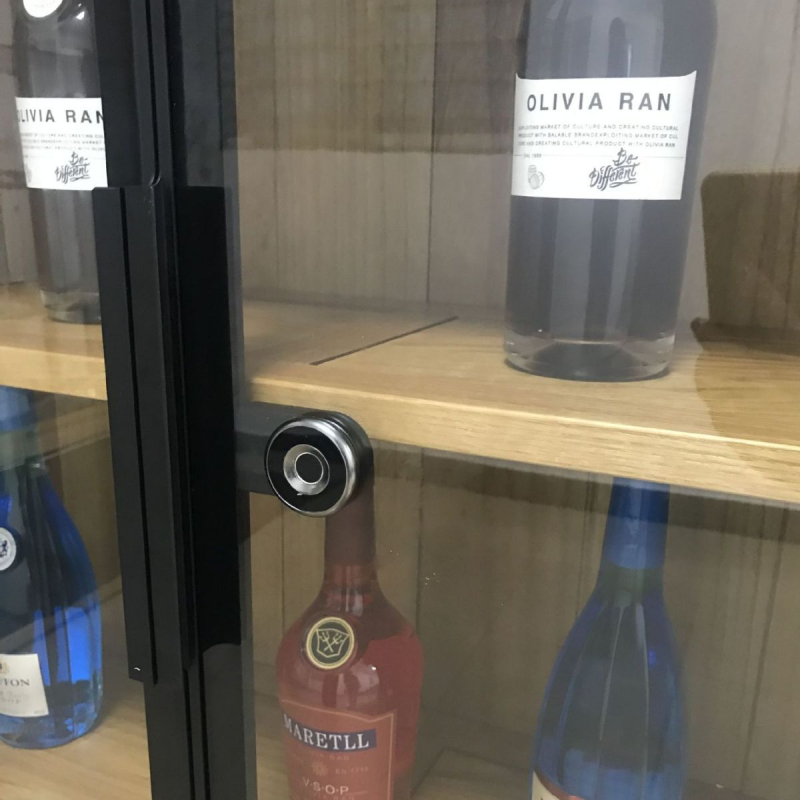 Liou LO1005 Κλειδαριά για γυάλινο ντουλάπι με αποτυπώματα, αλουμινένιο πλαίσιο και μαγνητικό μηχανισμό — μινιμαλιστικό εκθεσιακό ντουλάπι, αντί-κλοπή; αποθηκεύει 12 δακτυλικά αποτυπώματα; πάνω από 1.000.000 ξεκλειδώσεις; σάρωση 0,05 s; -20 έως 80°C