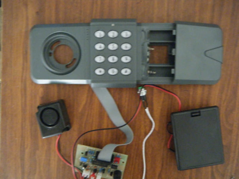 Sejf s elektroničkim kombinacijskim zaključavanjem za ormariće, model PFBJ, plastično kućište, numerička tipkovnica, debljina zaključne šipke 8, razmak šipki 8