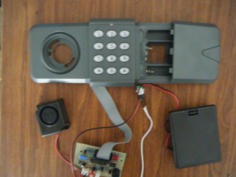 Sejf s elektroničkim kombinacijskim zaključavanjem za ormariće, model PFBJ, plastično kućište, numerička tipkovnica, debljina zaključne šipke 8, razmak šipki 8