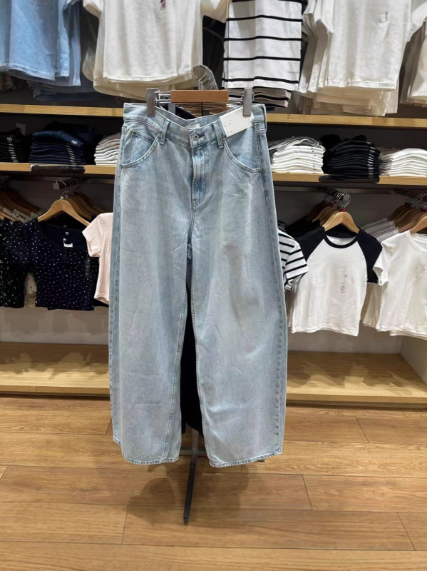 Traperice s visokim strukom, udoban kroj i široke nogavice, oprani denim, 90–95% pamuka