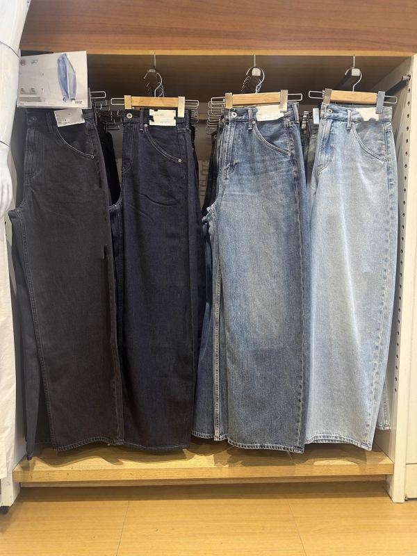 Traperice s visokim strukom, udoban kroj i široke nogavice, oprani denim, 90–95% pamuka