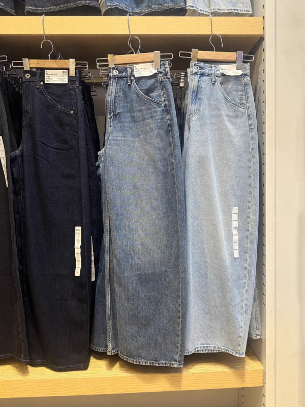 Traperice s visokim strukom, udoban kroj i široke nogavice, oprani denim, 90–95% pamuka