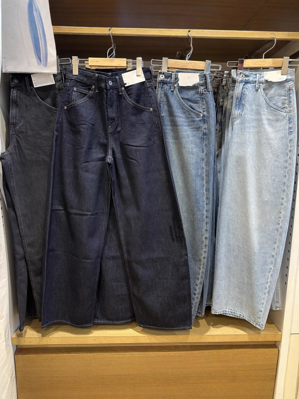 Traperice s visokim strukom, udoban kroj i široke nogavice, oprani denim, 90–95% pamuka