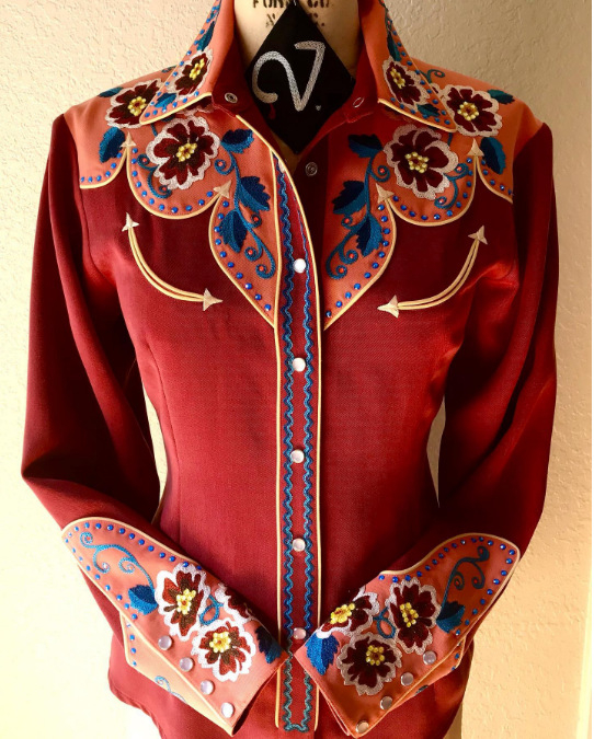 Женска блуза-поло с поло яка, дълги ръкави, тясна кройка, средна дължина, памучно-полиестерова смес с еластан, геометричен принт