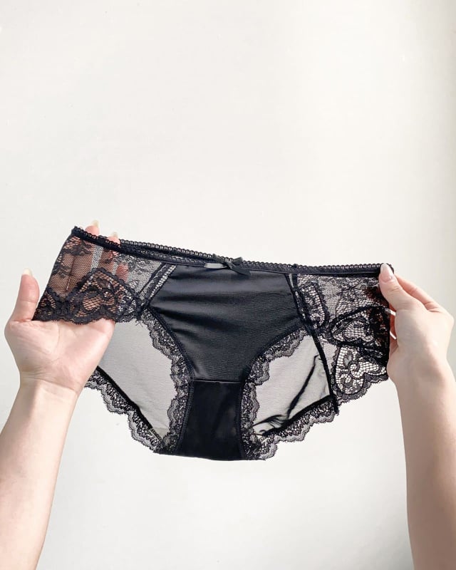Ženske čipkaste gaćice s cvjetnim uzorkom, srednji porast, pleteni kroj, vanjski materijal nylon 70–80%.