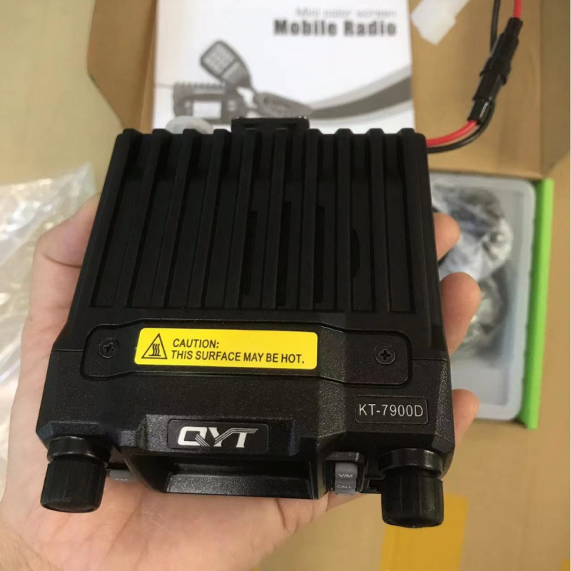 Automobilski četveropojasni radio s kolorim zaslonom, izlaz 25 W, domet 10–50 km, bez baterija, anti-interferencija