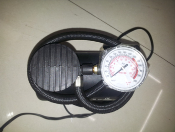 Pumpa za napuhivanje guma automobila (vlak-stil), 12V, 90W, Model 323, Plastika + Metal