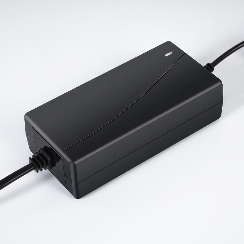 Automobilski pretvarač BY-322, 60W, ulaz 220V, izlaz 12V