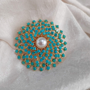 Broš, srednjovjekovni stil, oblik zvijezde/geometrijski oblik, cinkova zlitina, elektroplatiranje