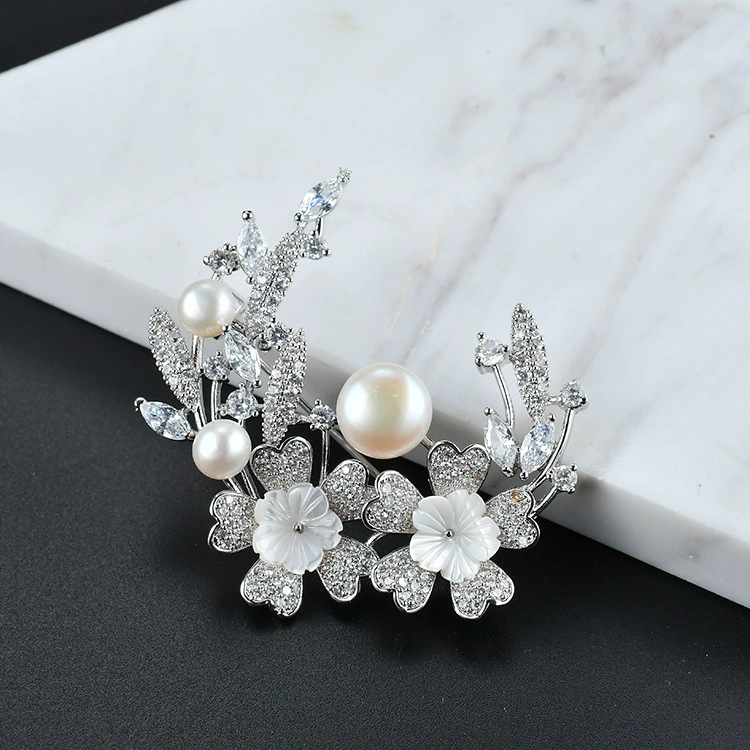 Καρφίτσα σε σχήμα λουλουδιού από χαλκό, επιχρυσωμένες τεχνητές πέτρες και μαργαριτάρι σε επένδυση, κατάλληλη για άνδρες και γυναίκες, απλό στυλ