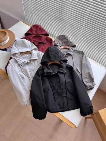 Ženska casual jakna s kapuljačom, kratka jakna - udoban kroj, zatvarač, dugi rukavi, srednja duljina (50–65 cm)