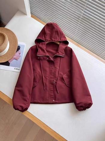 Ženska casual jakna s kapuljačom, kratka jakna - udoban kroj, zatvarač, dugi rukavi, srednja duljina (50–65 cm)