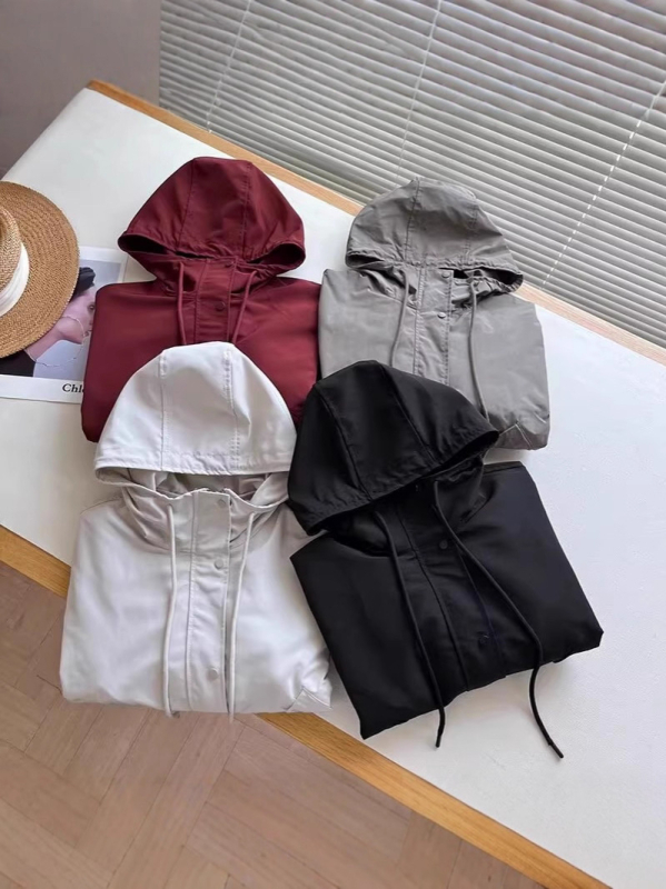 Ženska casual jakna s kapuljačom, kratka jakna - udoban kroj, zatvarač, dugi rukavi, srednja duljina (50–65 cm)