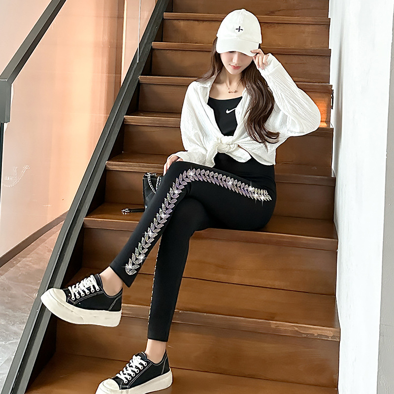 Geometrijske legice, visoki struk, kratka duljina, uski kroj, mješavina modalnog pamuka s viskozom i poliestrom