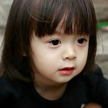 Perucă pentru copii cu breton drept, păr natural, gros, realist, drăguț și versatil (Nu se poate vopsi; Potrivit pentru orice formă a feței; Orice nuanță de ten)