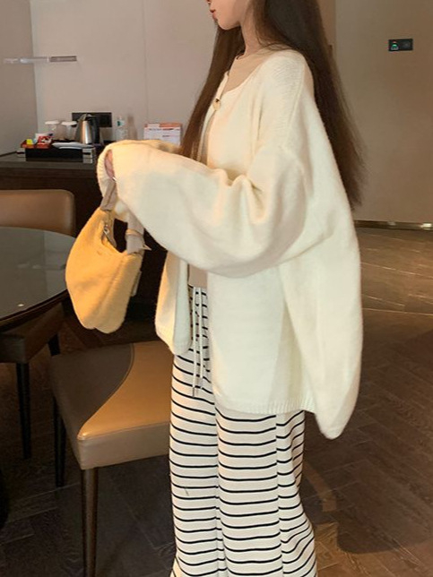 Cardigan din viscoză, conținut material 90–95%, croială lejeră, mâneci lungi