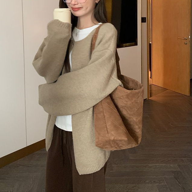 Cardigan din viscoză, conținut material 90–95%, croială lejeră, mâneci lungi