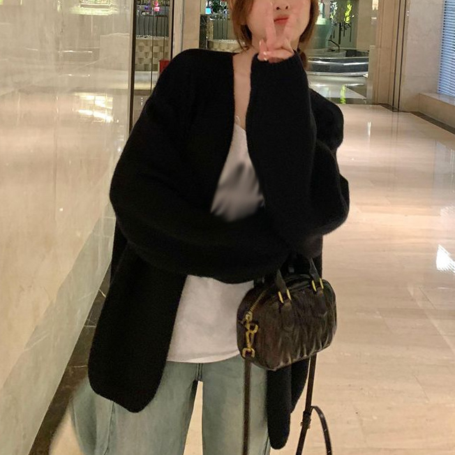 Cardigan din viscoză, conținut material 90–95%, croială lejeră, mâneci lungi