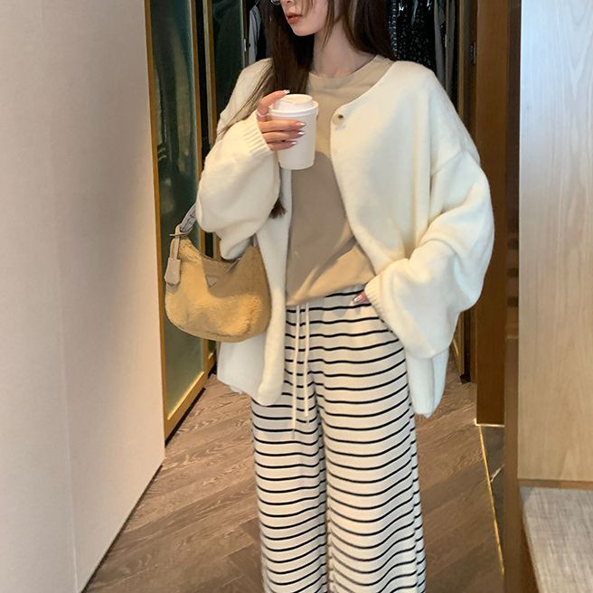 Cardigan din viscoză, conținut material 90–95%, croială lejeră, mâneci lungi