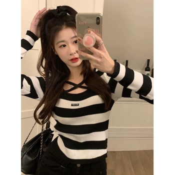 Pulover damă cu dungi și glugă, croială slim, poliester, guler în formă de U