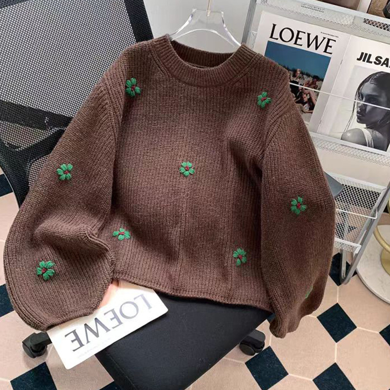 Pulover tricotat cu broderie florală, guler polo, mâneci lungi, croială liberă