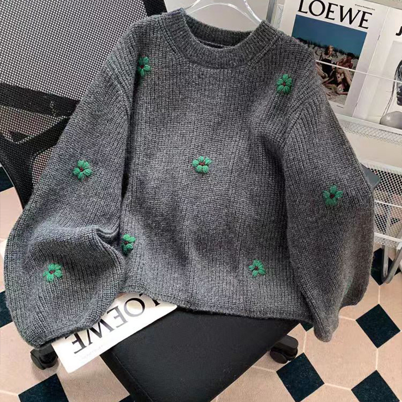 Pulover tricotat cu broderie florală, guler polo, mâneci lungi, croială liberă