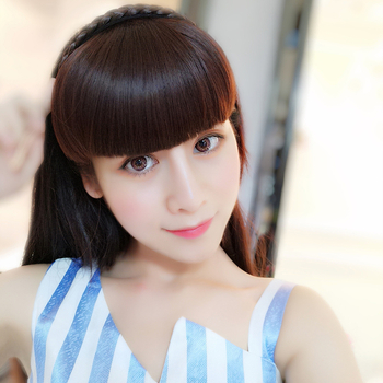 Perucă cu șuvițe împletite și bandă pentru cap, model 832, fibre rezistente la temperatură, breton drept sau înclinat, poate fi vopsită