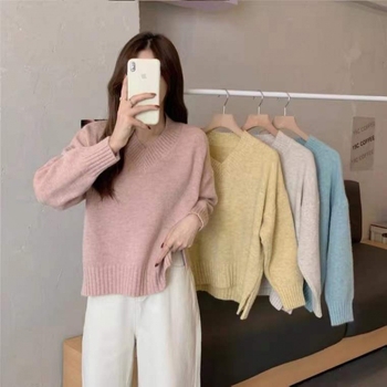 Pulover lejer cu decolteu în V, croială relaxată, mâneci lungi, culoare solidă, poliester, grosime medie, lungime 50–65 cm, lansare vară 2025