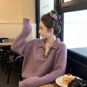 Pleteni pulover s kapuljom od krzna zeca, polo ovratnik, spuštena ramena, srednja debljina