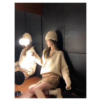 Pleteni pulover s kapuljom od krzna zeca, polo ovratnik, spuštena ramena, srednja debljina