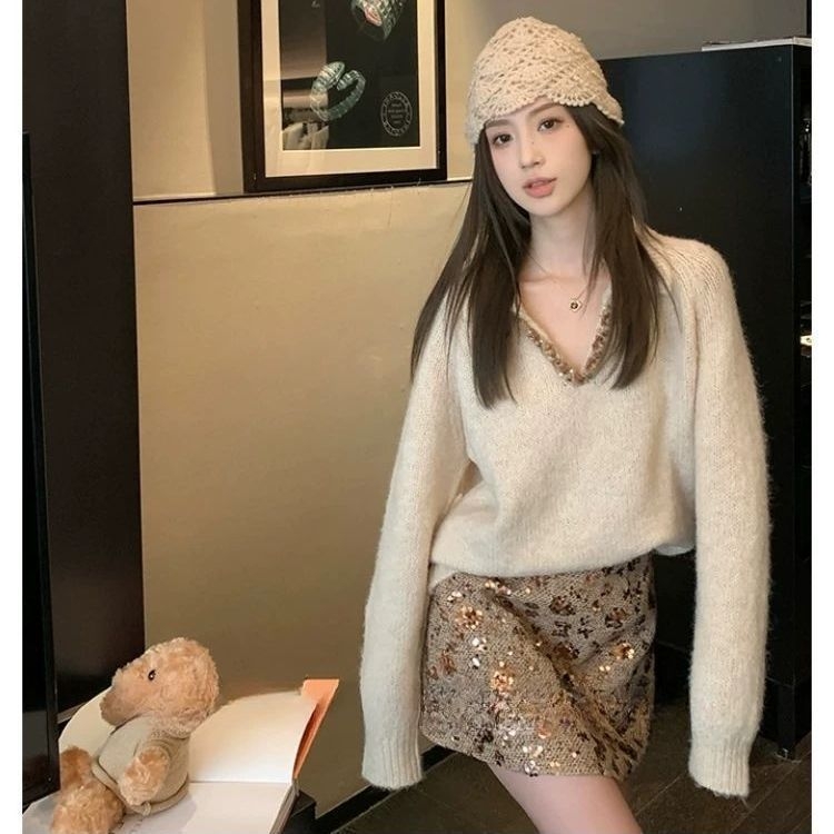 Pleteni pulover s kapuljom od krzna zeca, polo ovratnik, spuštena ramena, srednja debljina