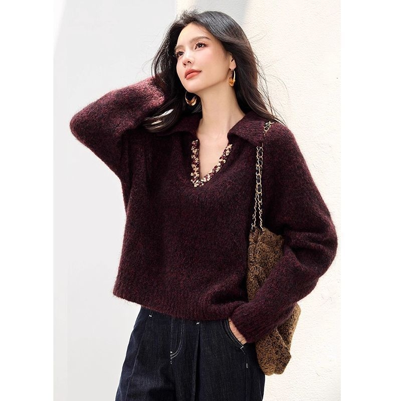 Pleteni pulover s kapuljom od krzna zeca, polo ovratnik, spuštena ramena, srednja debljina