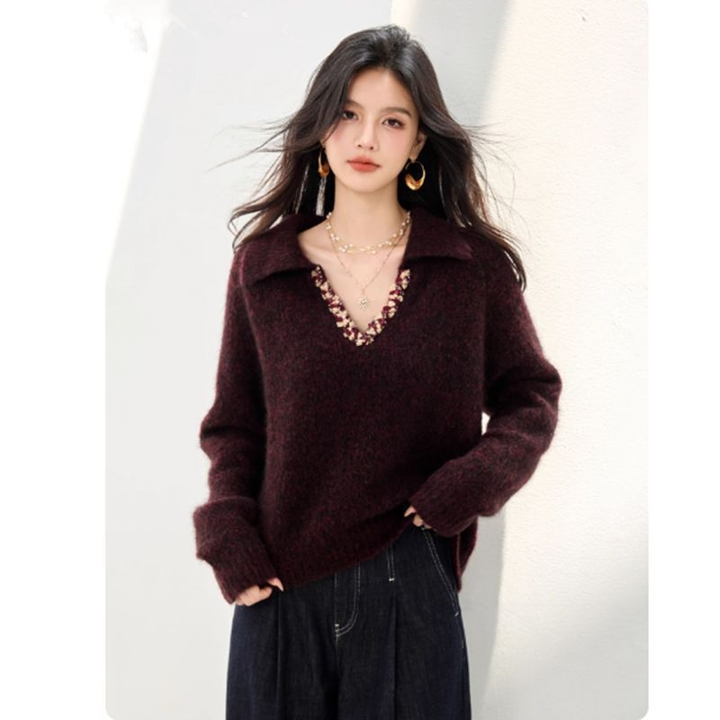 Pleteni pulover s kapuljom od krzna zeca, polo ovratnik, spuštena ramena, srednja debljina