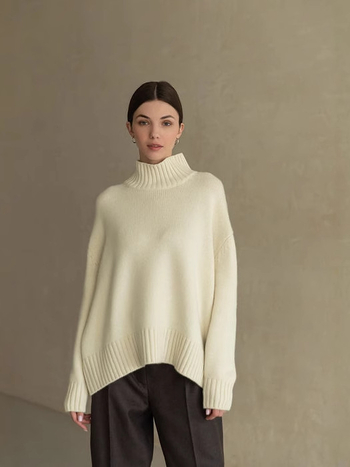 Pulover cu guler semi-înalt, croială lejeră, mâneci lungi cu umeri lăsați, tricot din viscoză, model text