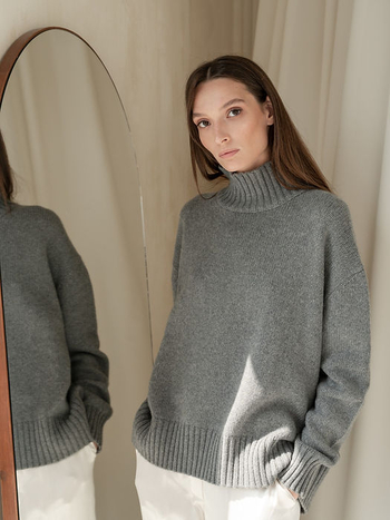 Pulover cu guler semi-înalt, croială lejeră, mâneci lungi cu umeri lăsați, tricot din viscoză, model text