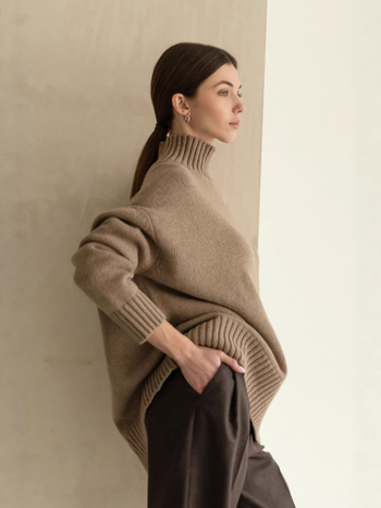 Pulover cu guler semi-înalt, croială lejeră, mâneci lungi cu umeri lăsați, tricot din viscoză, model text