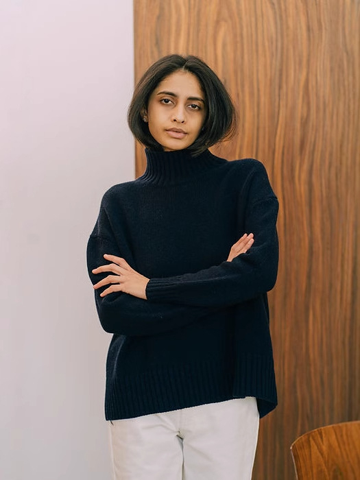 Pulover cu guler semi-înalt, croială lejeră, mâneci lungi cu umeri lăsați, tricot din viscoză, model text