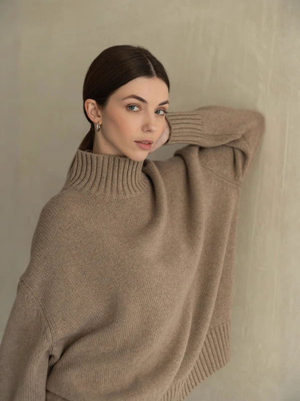 Pulover cu guler semi-înalt, croială lejeră, mâneci lungi cu umeri lăsați, tricot din viscoză, model text