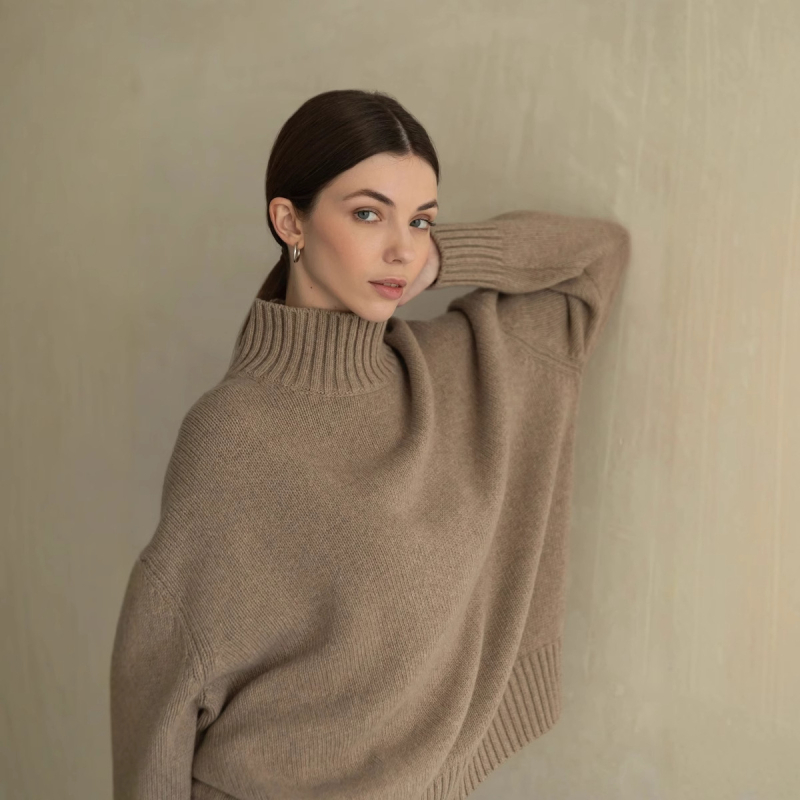 Pulover cu guler semi-înalt, croială lejeră, mâneci lungi cu umeri lăsați, tricot din viscoză, model text