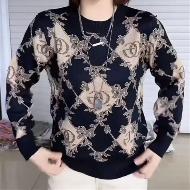 Džemper s kapuljačom od ice silk materijala, uzorak u boji, slobodan kroj, hotfix kristali (ice silk materijal; uzorak u boji; kapuljača; slobodan kroj; hotfix kristali)