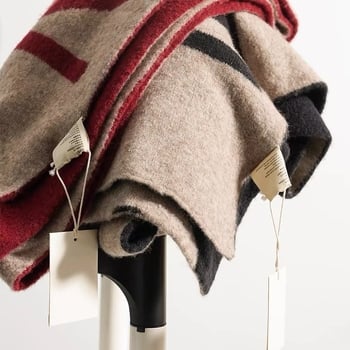 Шал — Mohair/Acrylic смес с 11–20% полиестер, рапирано тъкане, запазва топлината, Зима 2024, произход Джинха