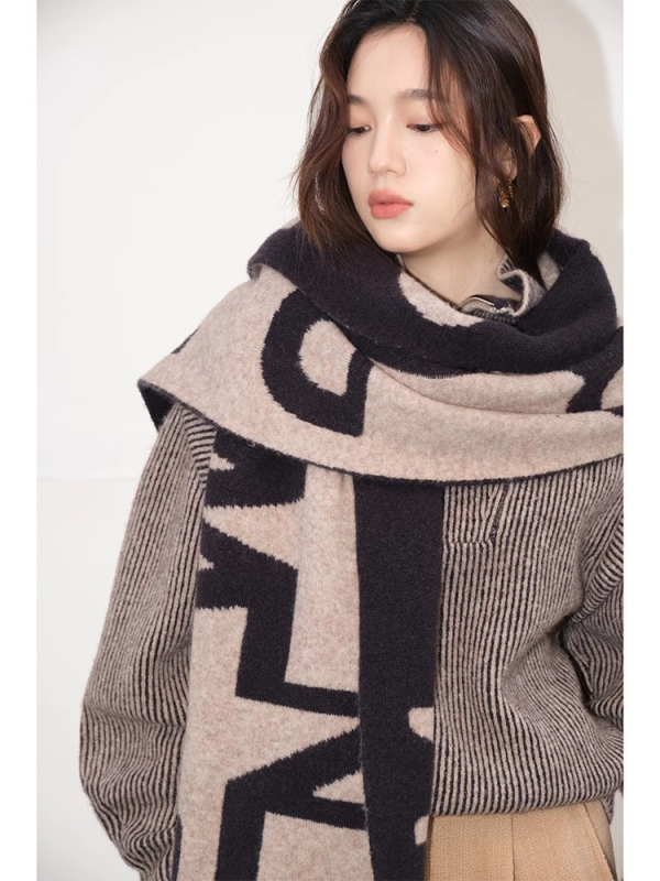 Шал — Mohair/Acrylic смес с 11–20% полиестер, рапирано тъкане, запазва топлината, Зима 2024, произход Джинха